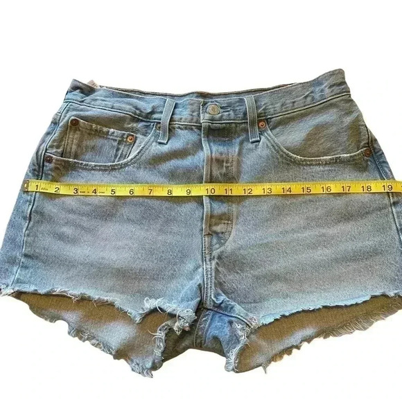 WOMEN’S LEVI’S 501 CUTOFF BUTTON FLY SHORTS WITH RAW HEM•LIGHT WASH•SIZE W30• - Picture 4 of 6